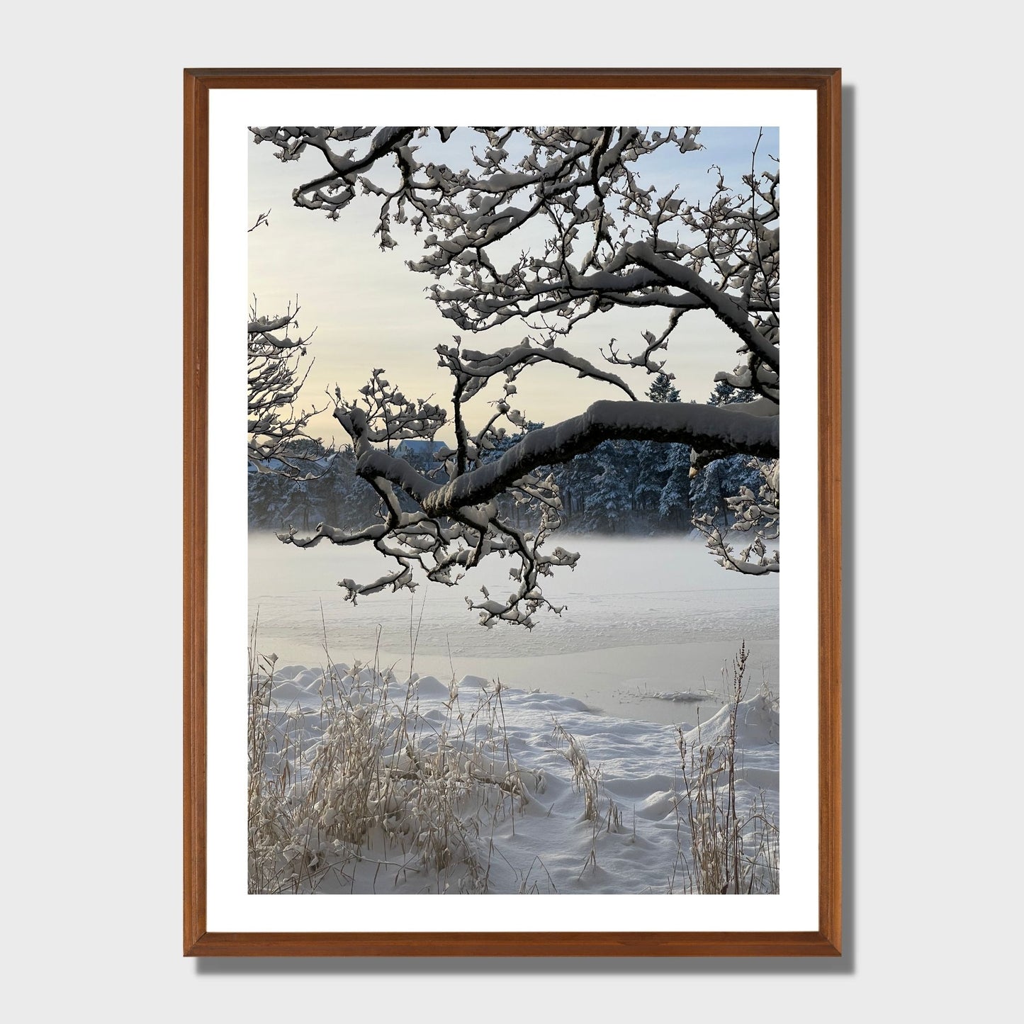 Magisk vinterdag ved Skranevatnet med frostrøyk i lav desembersol. Illustrasjon viser plakat i eikeramme.