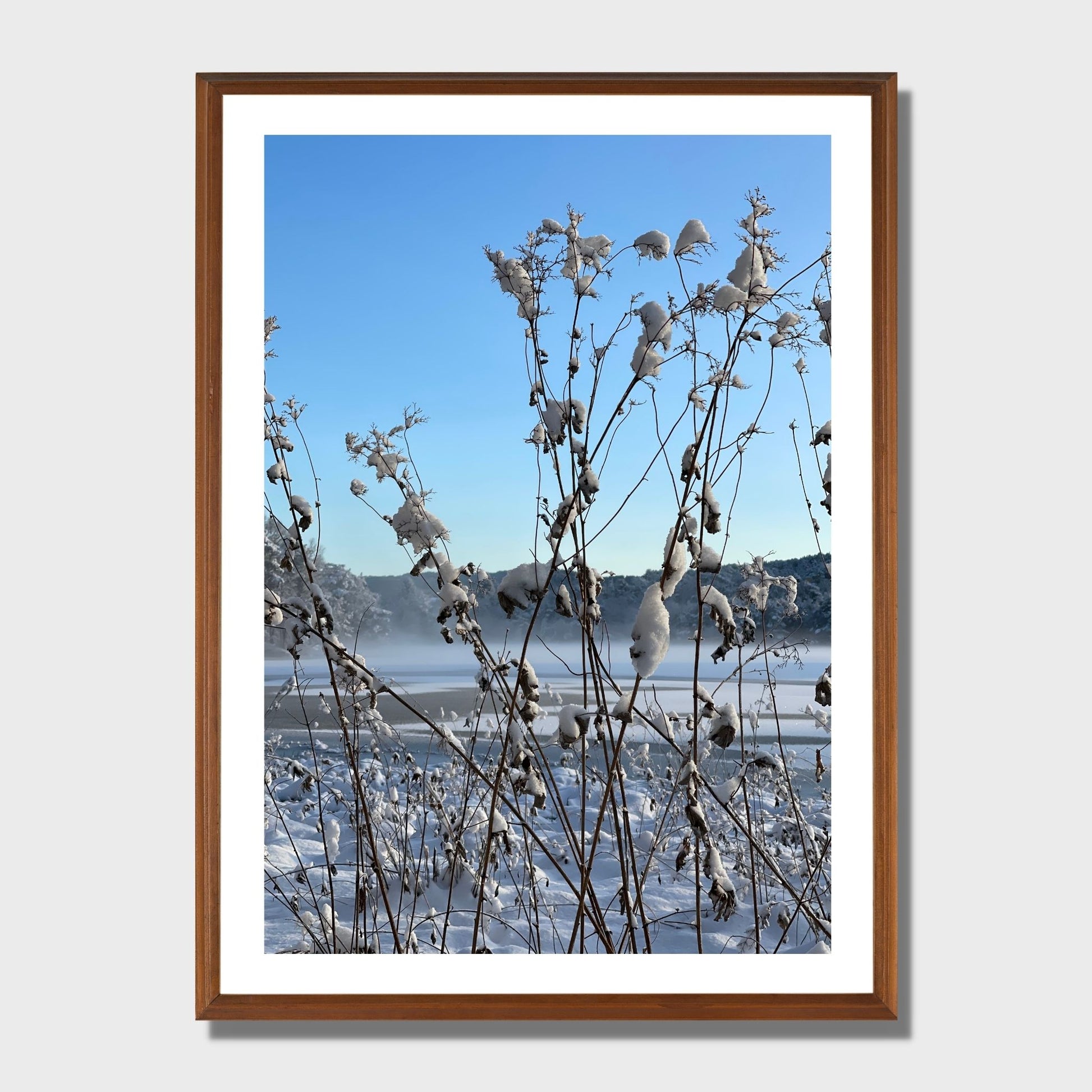 Magisk vinterdag ved Skranevatnet med desembersol og frostrøyk på isen. Illustrasjon viser plakat i eikeramme.